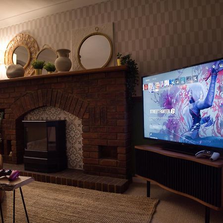 4-Bed Cotswold Getaway With Hot Tub & Gaming Room Churchdown المظهر الخارجي الصورة
