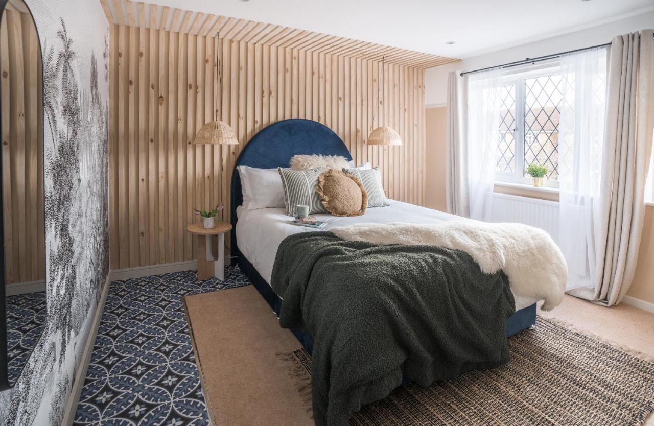 4-Bed Cotswold Getaway With Hot Tub & Gaming Room Churchdown المظهر الخارجي الصورة
