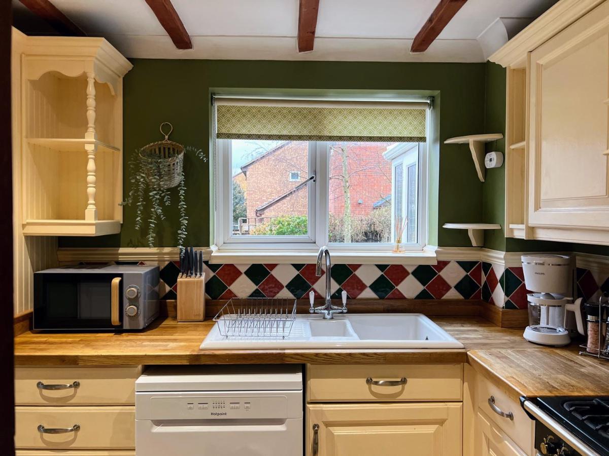 4-Bed Cotswold Getaway With Hot Tub & Gaming Room Churchdown المظهر الخارجي الصورة