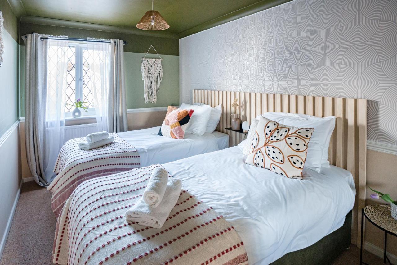 4-Bed Cotswold Getaway With Hot Tub & Gaming Room Churchdown المظهر الخارجي الصورة