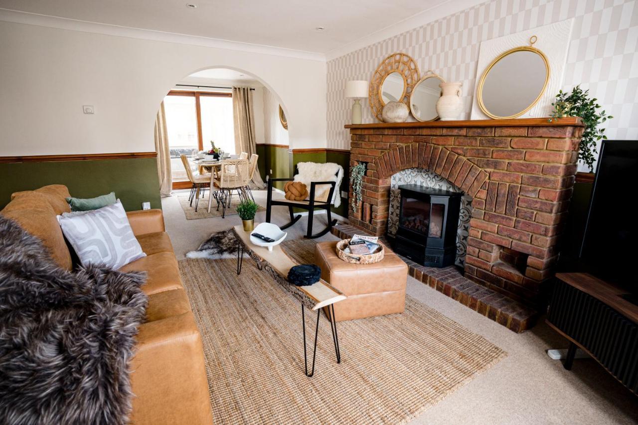 4-Bed Cotswold Getaway With Hot Tub & Gaming Room Churchdown المظهر الخارجي الصورة