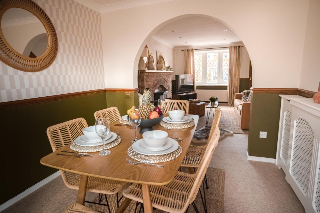 4-Bed Cotswold Getaway With Hot Tub & Gaming Room Churchdown المظهر الخارجي الصورة