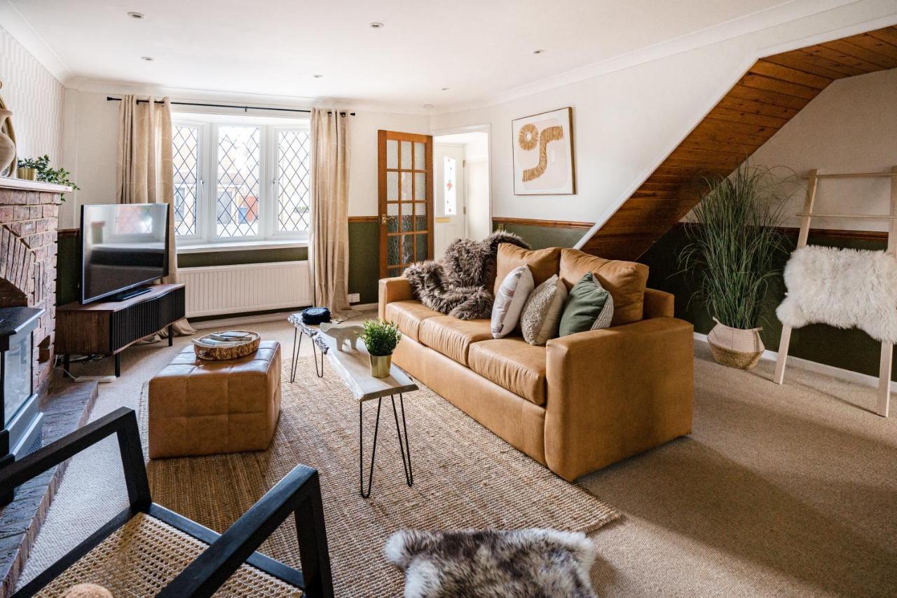 4-Bed Cotswold Getaway With Hot Tub & Gaming Room Churchdown المظهر الخارجي الصورة