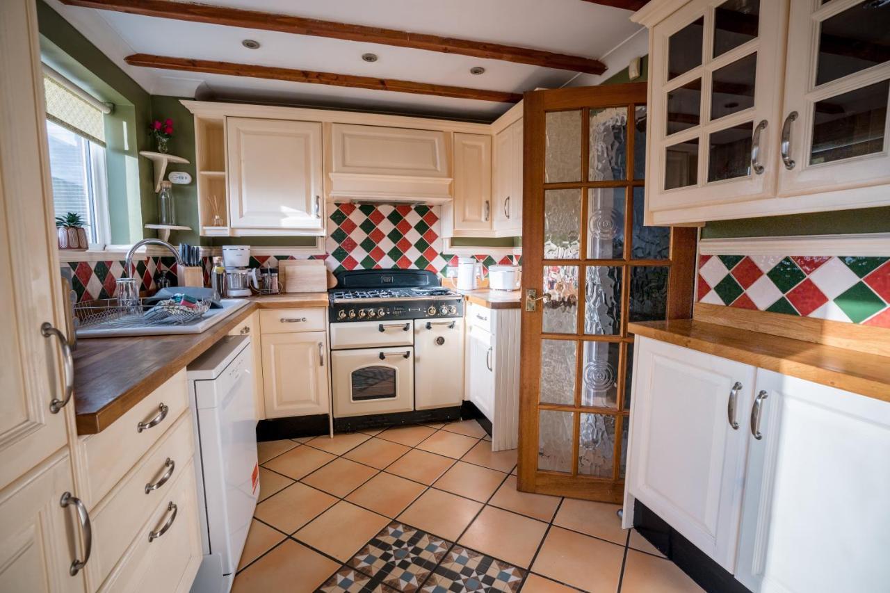 4-Bed Cotswold Getaway With Hot Tub & Gaming Room Churchdown المظهر الخارجي الصورة