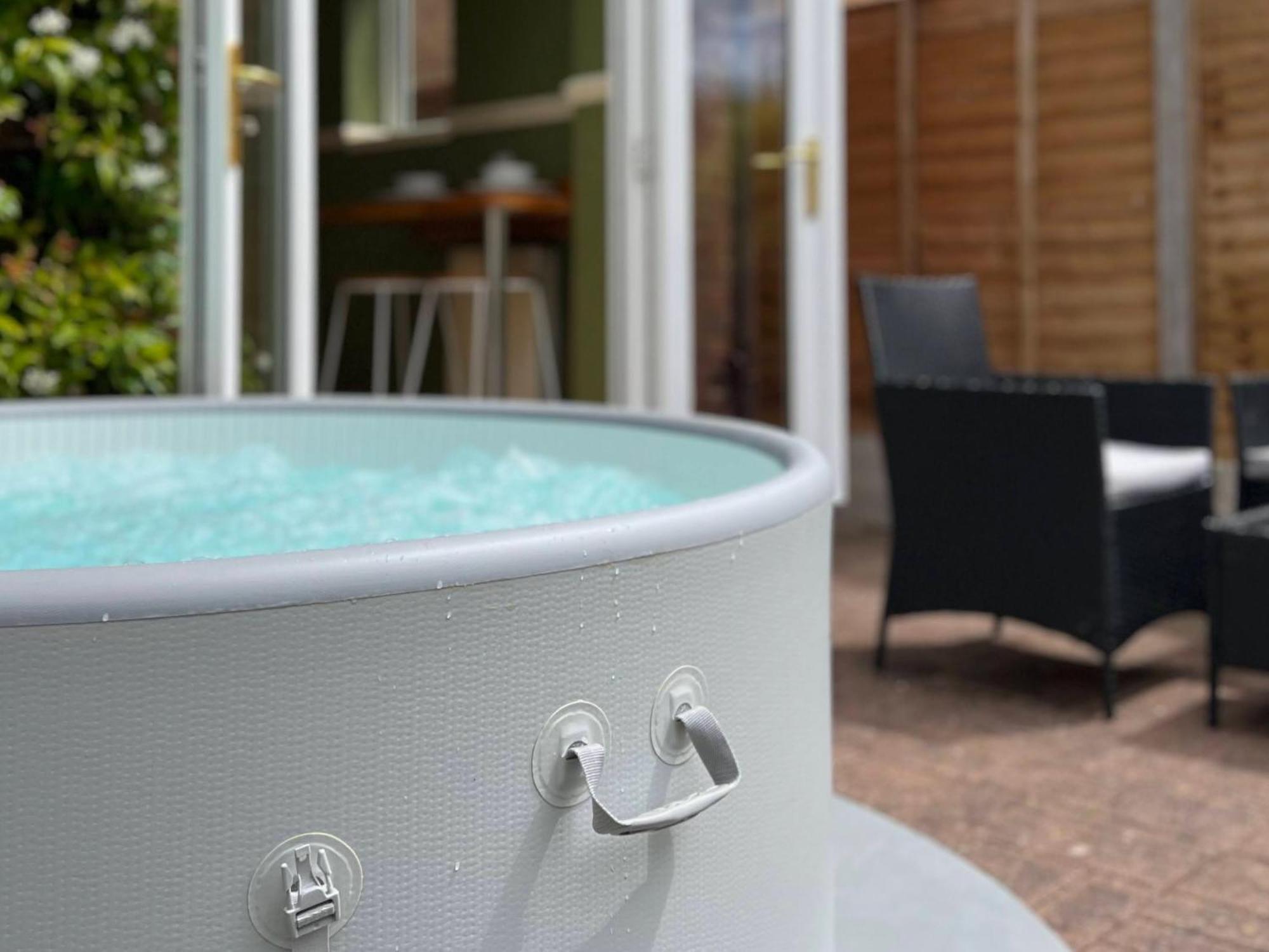 4-Bed Cotswold Getaway With Hot Tub & Gaming Room Churchdown المظهر الخارجي الصورة